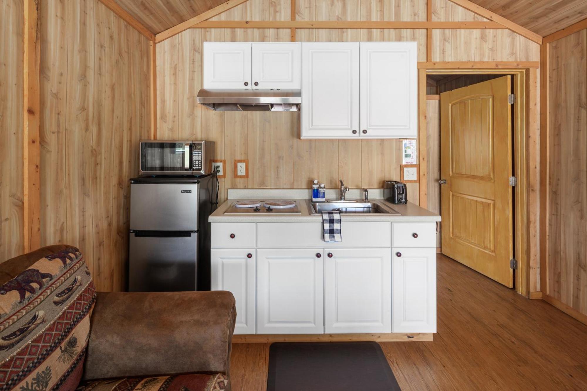 Sky Eco - Glacier General Store And Cabins Coram Esterno foto