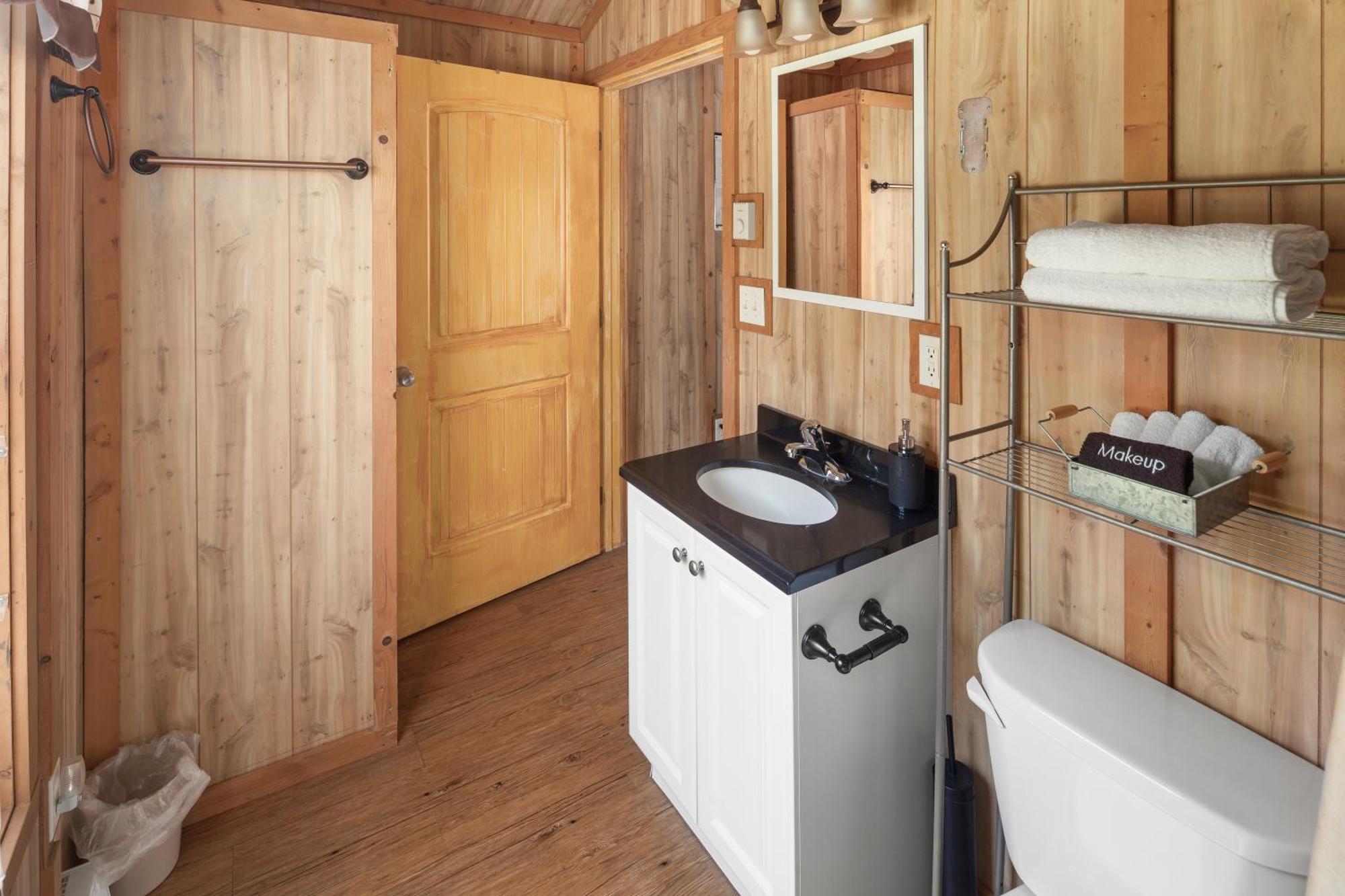 Sky Eco - Glacier General Store And Cabins Coram Esterno foto